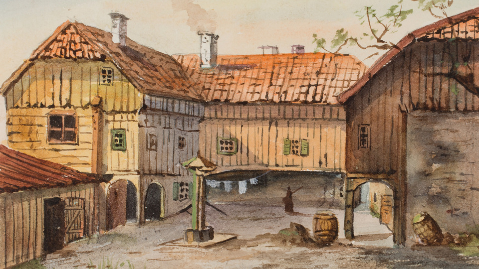  En gårdsplan omgiven av träbyggnader.