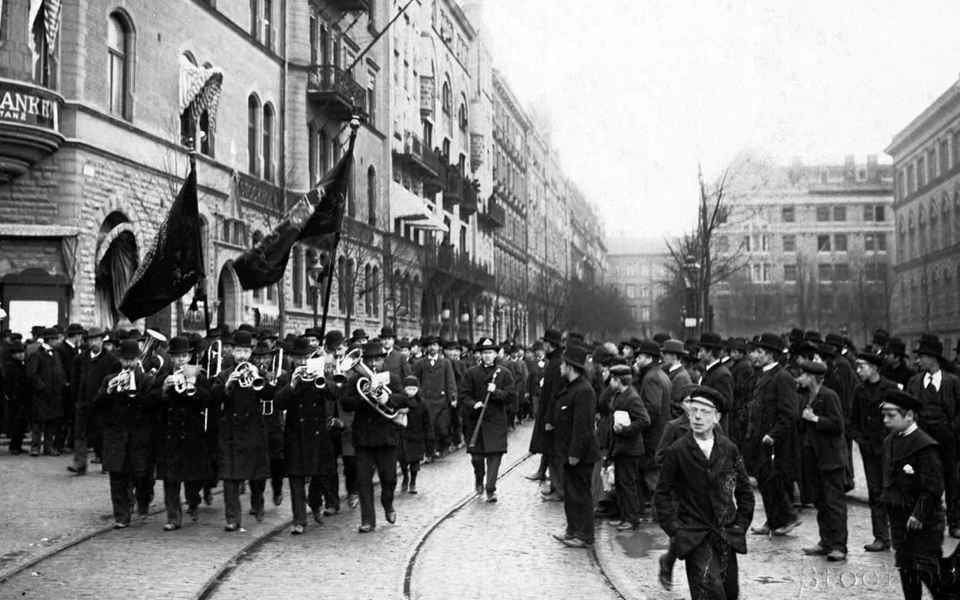 En blåsorkester leder ett demonstrationståg.