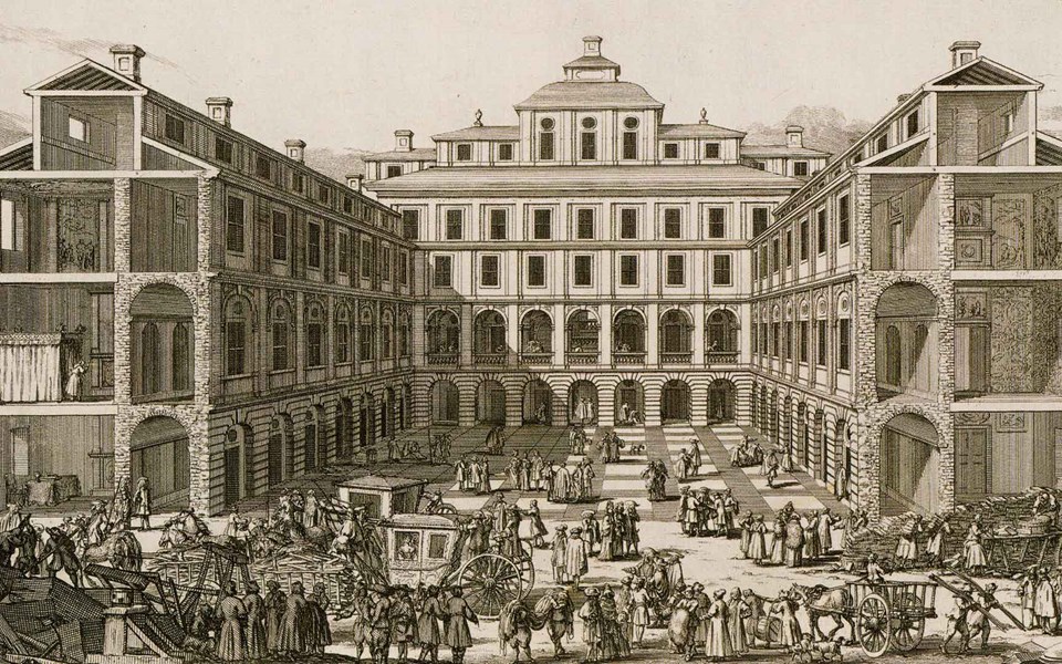 1600-tals palatsbyggnad i fyra våningar med folkvimmel på gården.